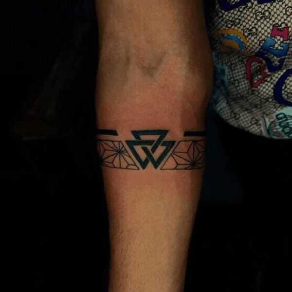 Tattoo vòng tay tam giác đẹp cho nam