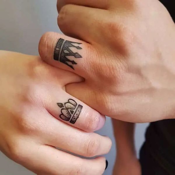 Tattoo vương miệng mini cho nữ ở ngón tay