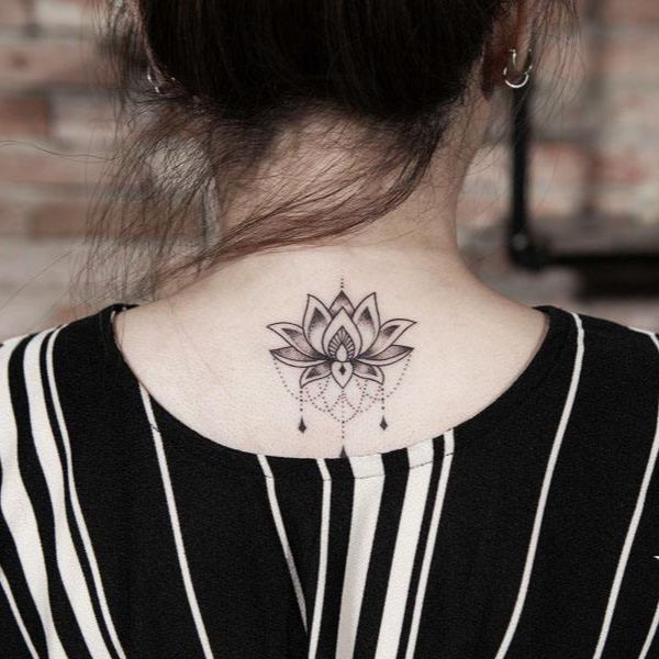 Ý nghĩa tattoo hoa sen sau lưng