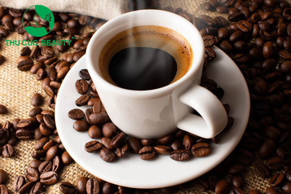 Cắt mí mắt uống cà phê được không?