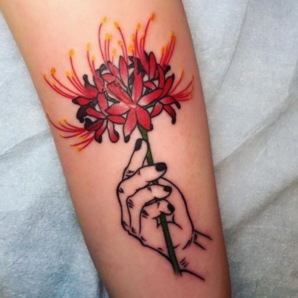 Tattoo bàn tay cầm hoa bỉ ngạn