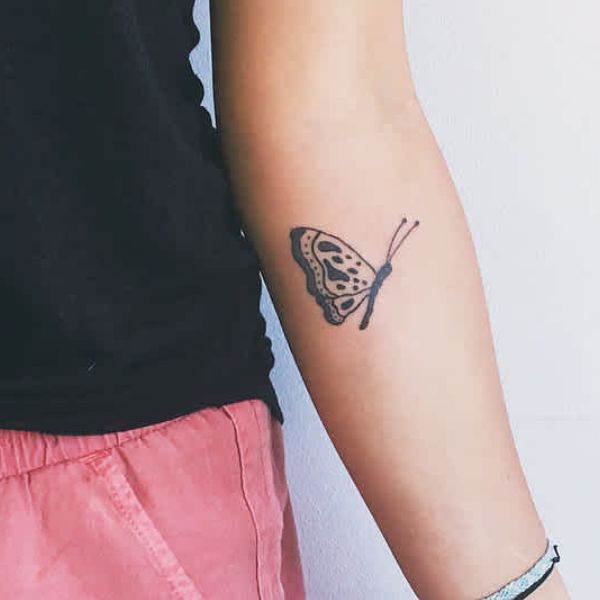 Tattoo cánh tay con cái bướm mini