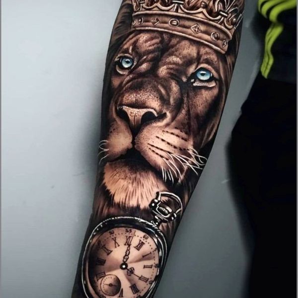 Tattoo cánh tay vua sư tử