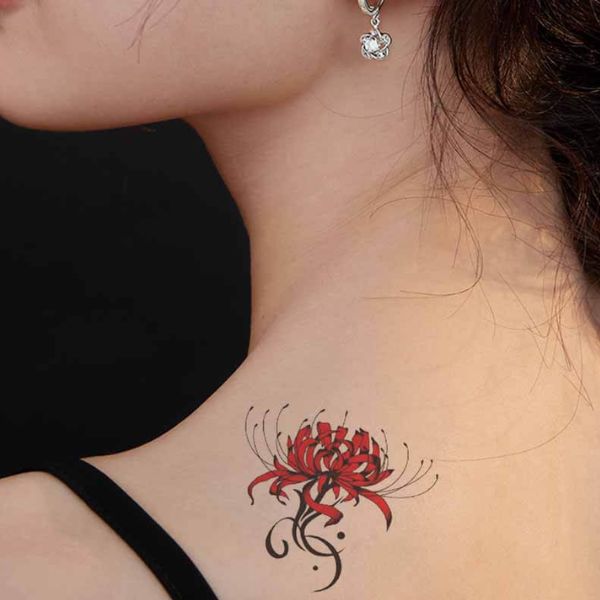 Tattoo hoa bỉ ngạn nữ ở vai đẹp