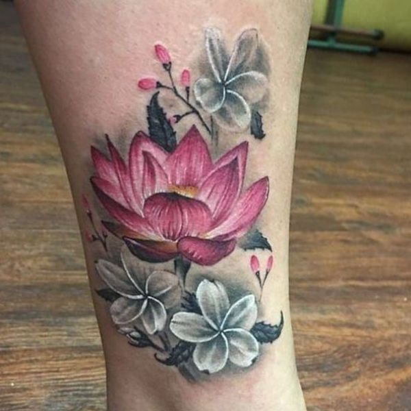 Tattoo hoa sen ở chân