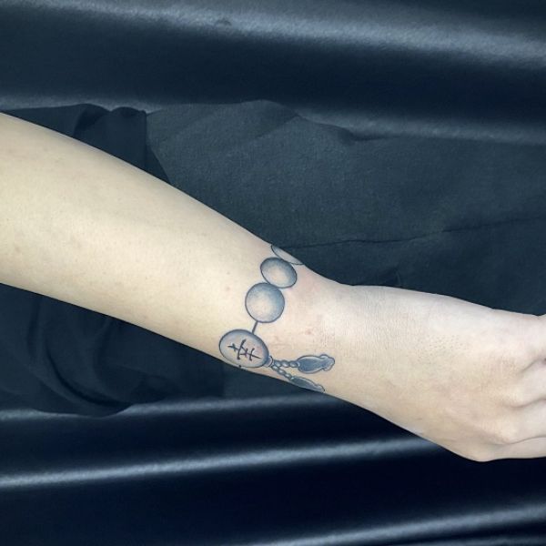 Tattoo vòng tay chuỗi hạt