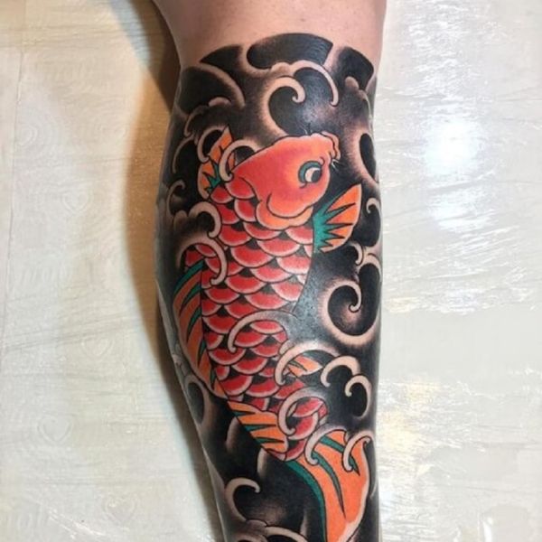 Tattoo cá chép vàng bắp chân