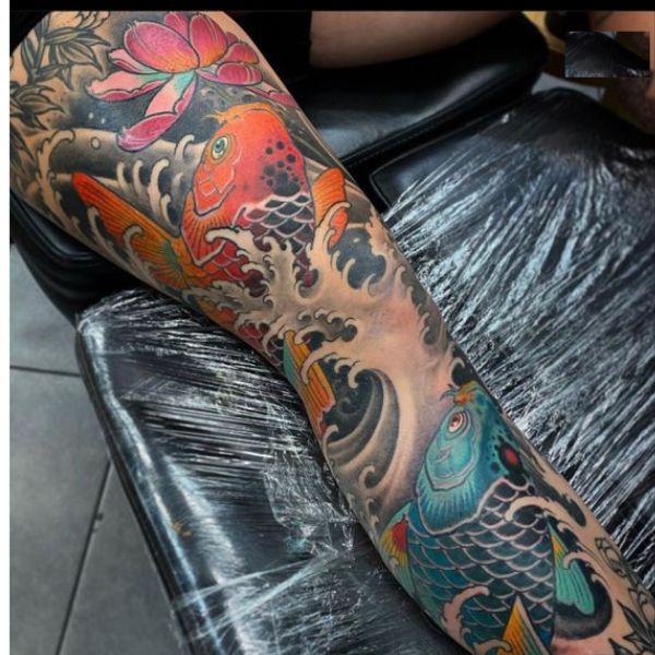 Tattoo con cá chép hoa sen full chân