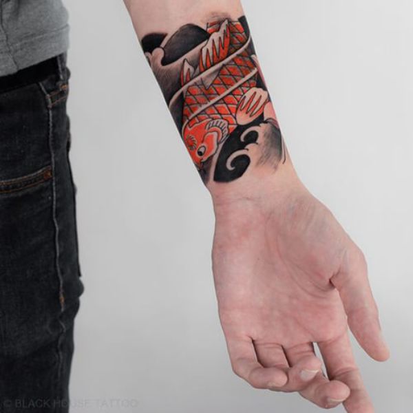 Tattoo con cá chép nhật cổ ở cổ tay