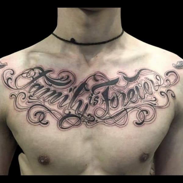 Tattoo chữ family nhỏ ở ngực