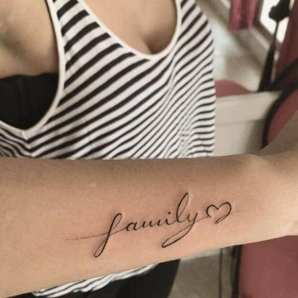 Tattoo chữ family ở tay