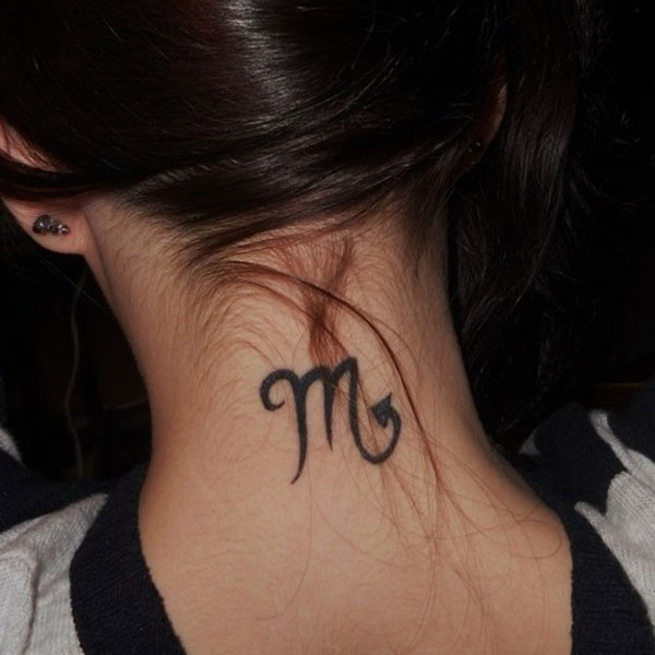 Tattoo chữ ở cổ chất cho nữ