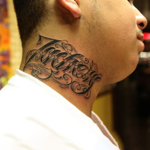 Tattoo chữ ở cổ con trai