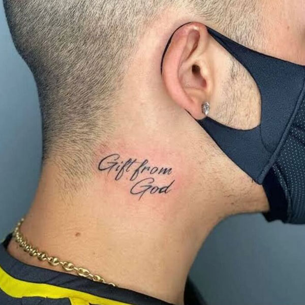 Tattoo chữ ở cổ dành cho nam