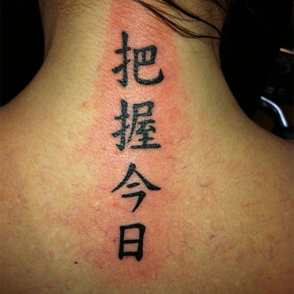Tattoo chữ ở cổ hán