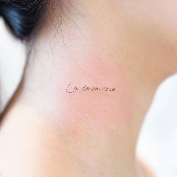 Tattoo chữ ở cổ nhẹ nhõm nhàng