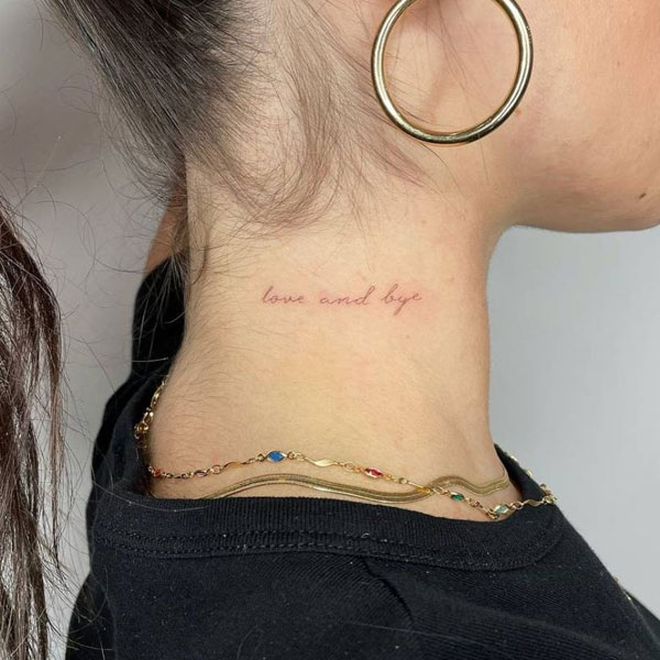 Tattoo chữ ở cổ nữ
