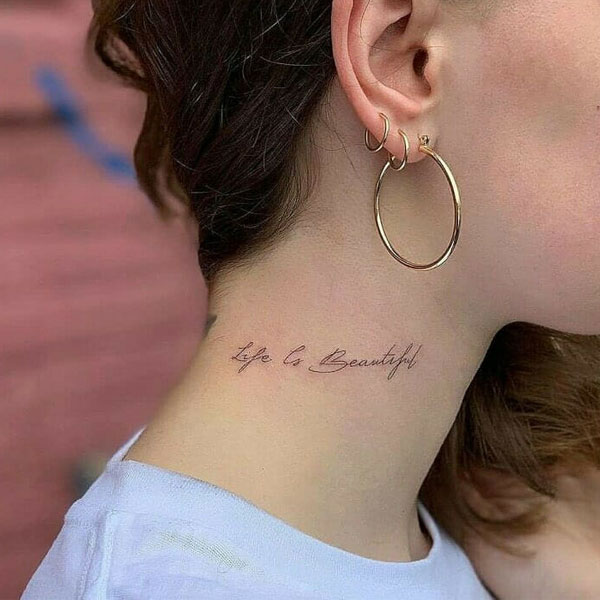 Tattoo chữ ở cổ giờ anh nữ