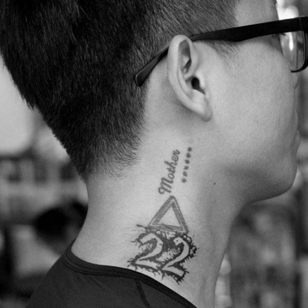 Tattoo chữ ở cổ với số