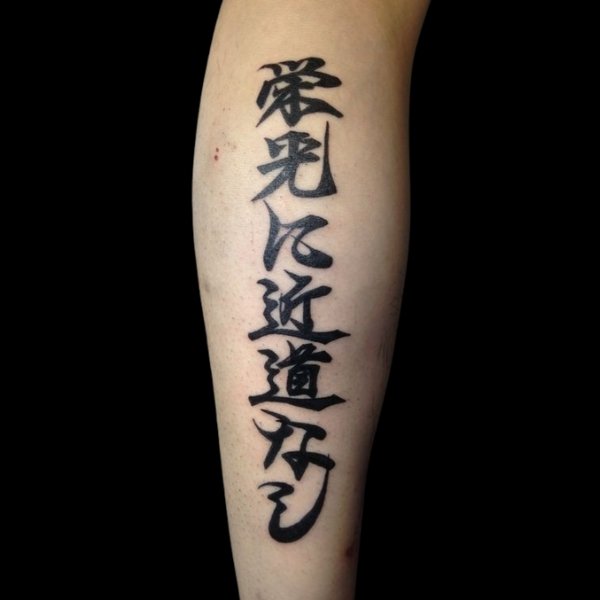 Tattoo chữ tàu bắp chân