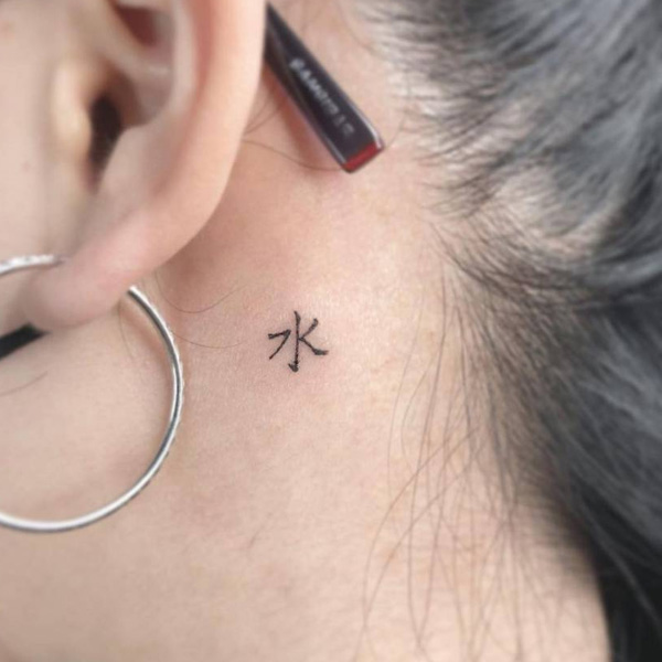 Tattoo chữ tàu mini ở cổ