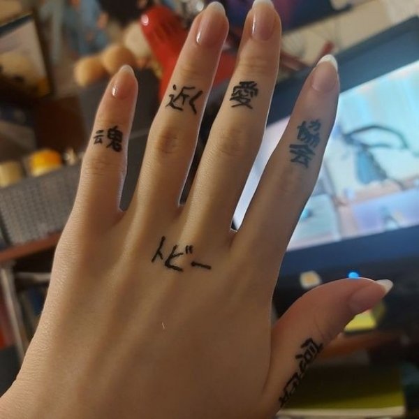 Tattoo chữ tàu ở ngón tay