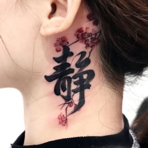 Tattoo chữ tàu bên trên cổ