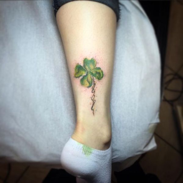 Tattoo cỏ 4 lá chân nữ