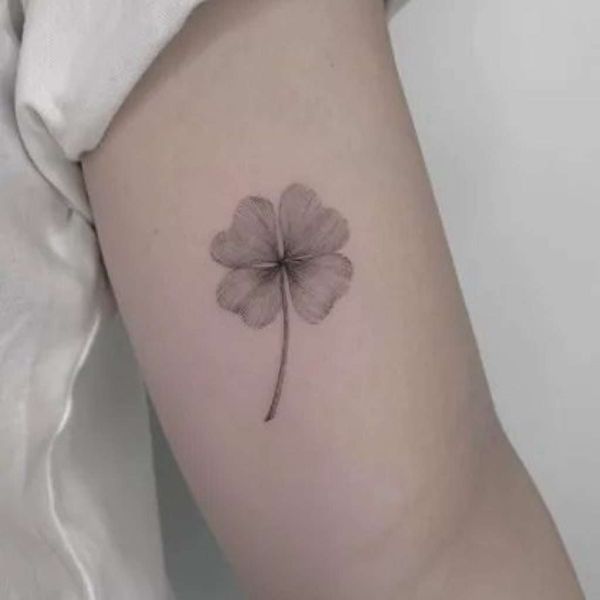 Tattoo cỏ 4 lá đen
