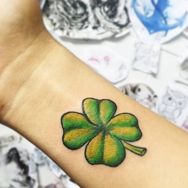 Tattoo cỏ 4 lá đẹp ở cánh tay