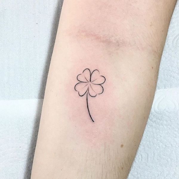 Tattoo cỏ 4 lá đơn giản