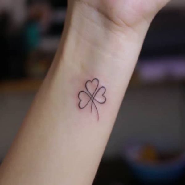 Tattoo cỏ 4 lá nhỏ ở cổ tay