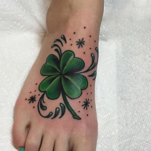 Tattoo cỏ 4 lá ở bàn chân