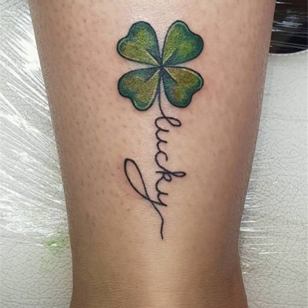Tattoo cỏ 4 lá ở bắp chân