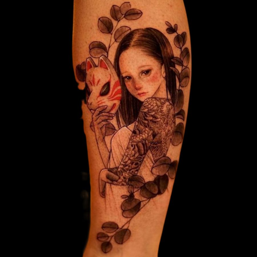 Tattoo cô gái buồn cầm mặt nạ hồ ly
