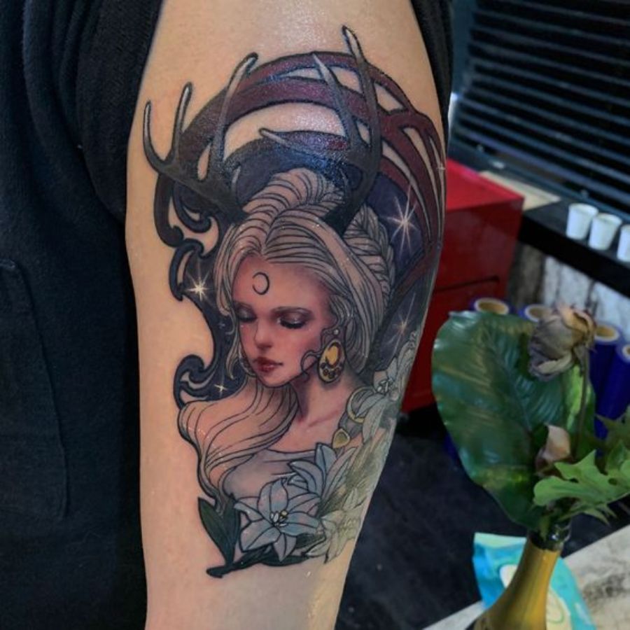 Tattoo cô gái buồn có vầng trắng trên trán