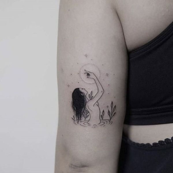 Tattoo cô gái buồn đang tắm