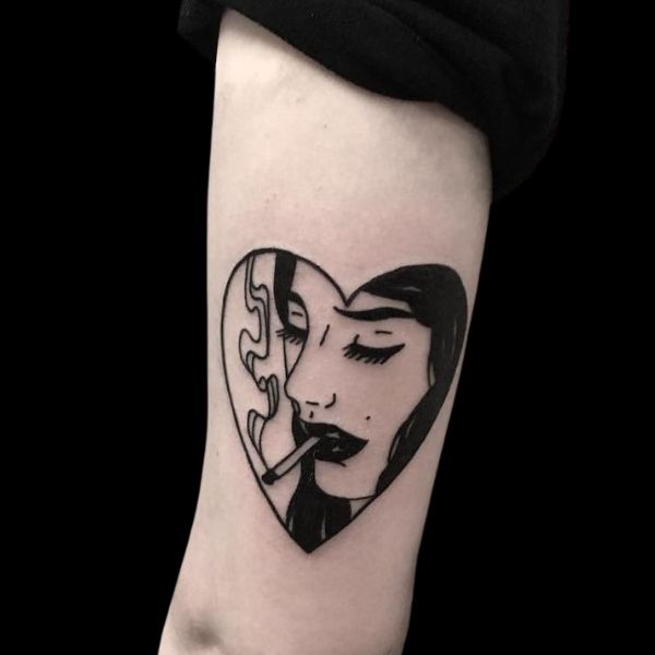 Tattoo cô gái buồn hút thuốc trong hình trái tym