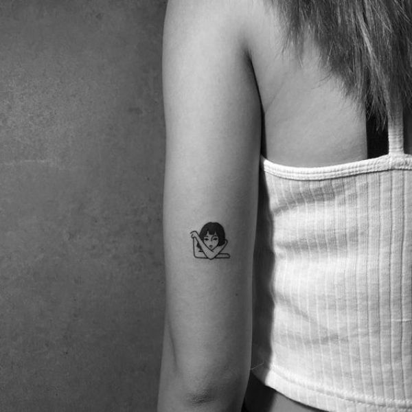Tattoo cô gái buồn mini ở tay