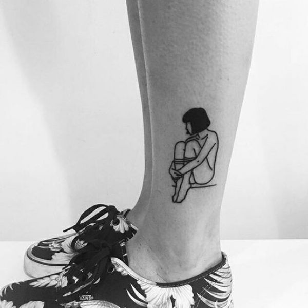 Tattoo cô gái buồn ngồi ôm chân