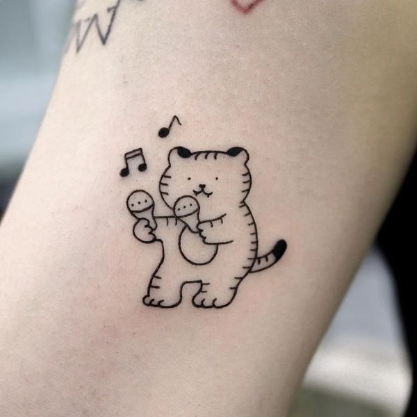 Tattoo con cái mèo âm nhạc