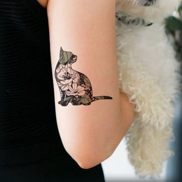 Tattoo con cái mèo mini ở bắp tay nữ