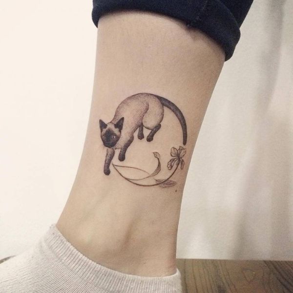 Tattoo con cái mèo mini ở chân