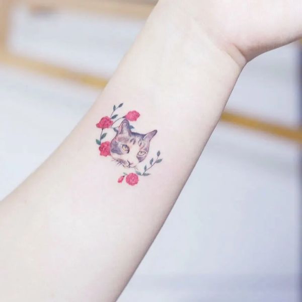 tattoo con cái mèo mini ở cổ tay