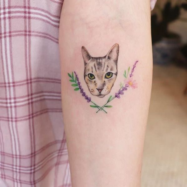 Tattoo con mèo mini ở khuỷu tay