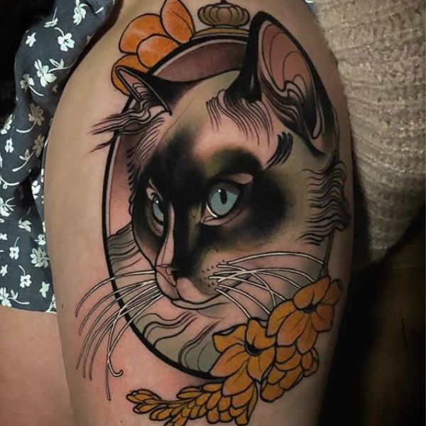 tattoo con cái mèo ở đùi