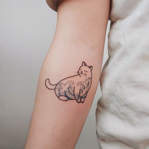 Tattoo con cái mèo ở khuỷu tay