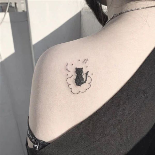 Tattoo con cái mèo ở vai