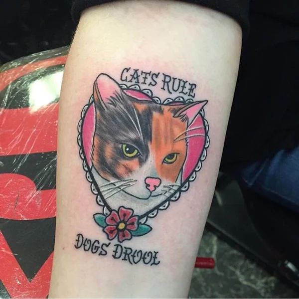 Tattoo con cái mèo tình yêu