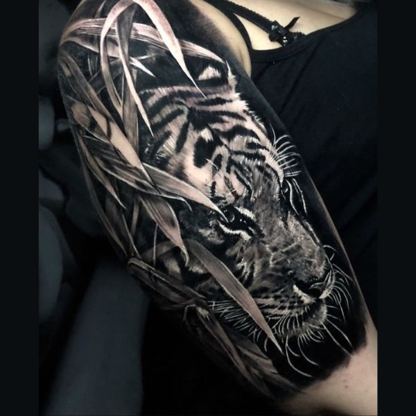 Tattoo đầu hổ ở bắp tay